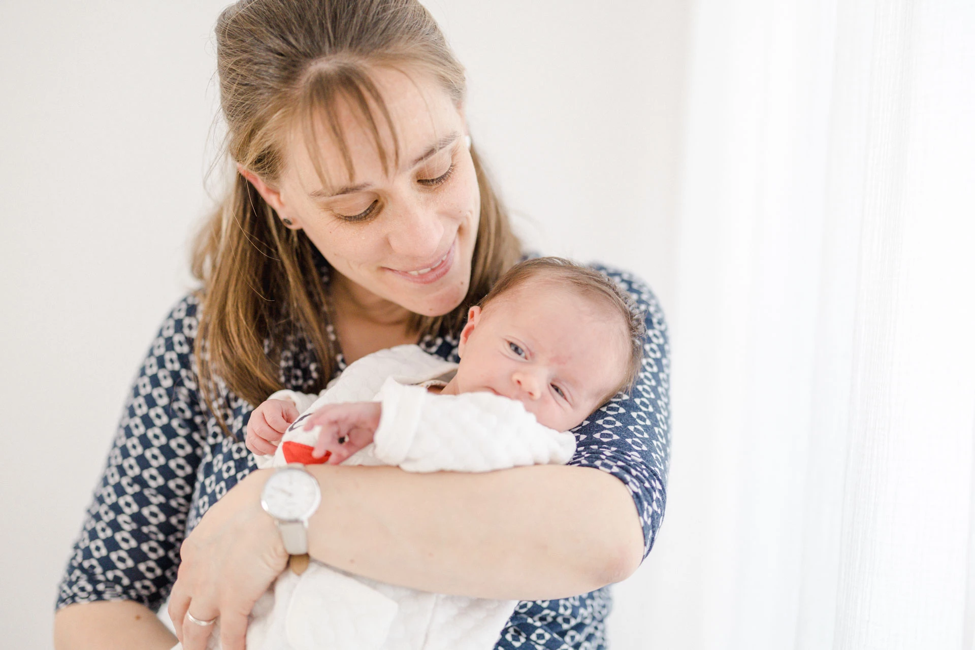 bonheur main enfant marron gris